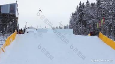 在自由式空中滑雪比赛中，专业空中选手表演双后空翻和中等<strong>大小</strong>的滑雪跳台扭转